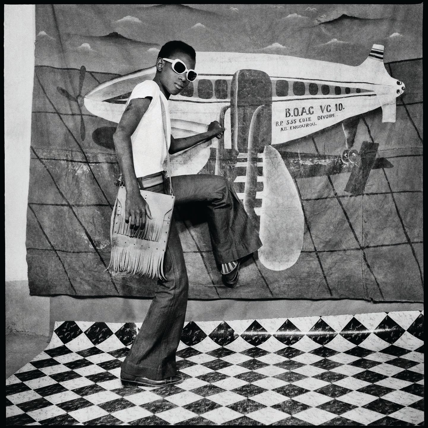 Sanlé Sory (Burkinabe, born 1943), “Je Vais Décoller” (1977) PHOTO © SANLÉ SORY/TEZETA/COURTESY OF DAVID HILL GALLERY, LONDON, U.K., AND THE BROOKLYN MUSEUM